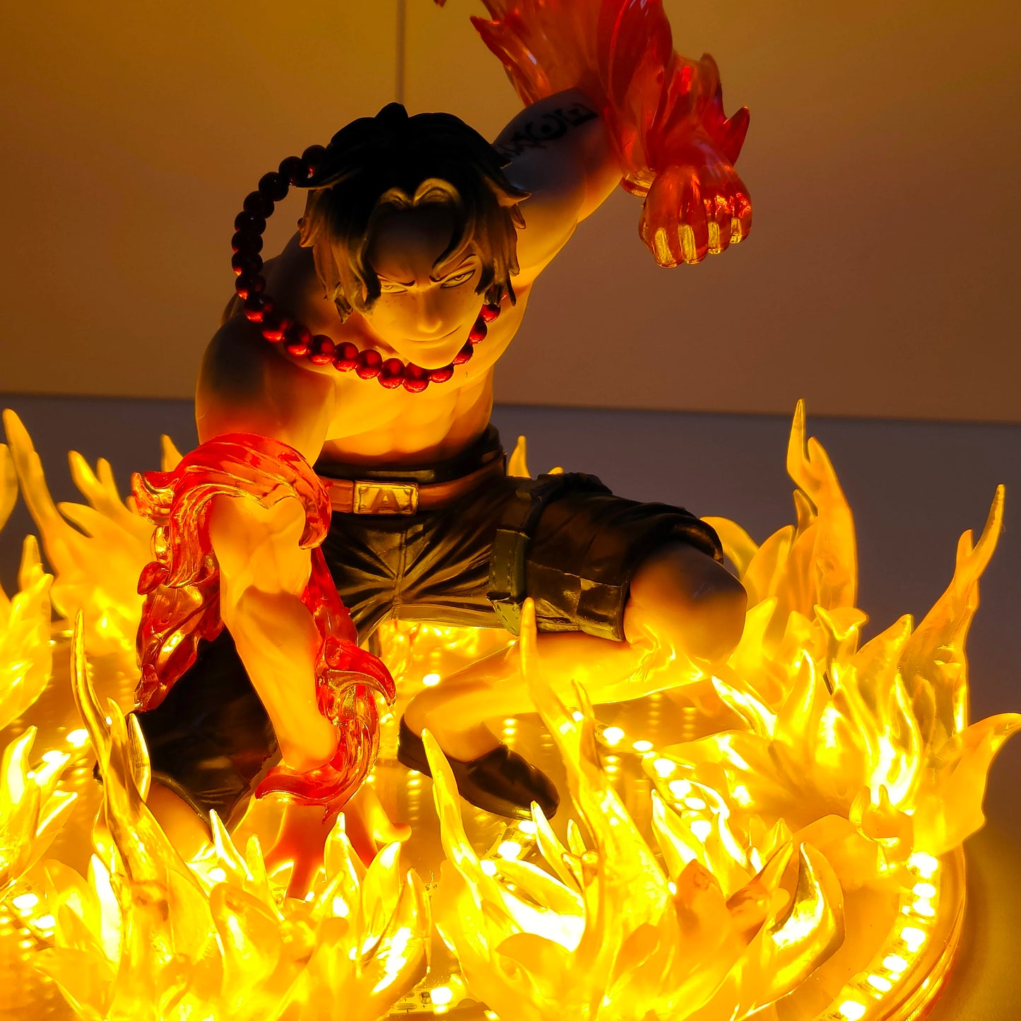 Figurine LED One Piece – Portgas D. Ace Poing de Feu | Lampe Anime Collector